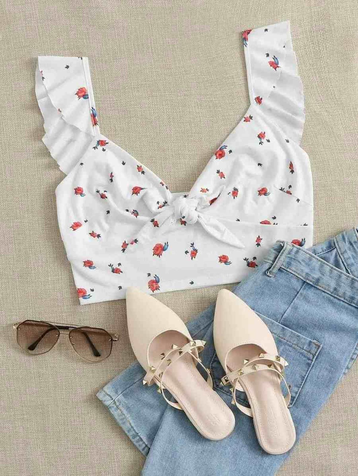 Top con flores, lazada y volantes Top con flores, lazada y volantes