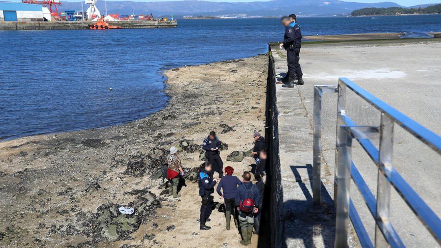 La policía identifica a seis furtivos e intercepta 68 kilos de almeja y mejillón en Vilagarcía