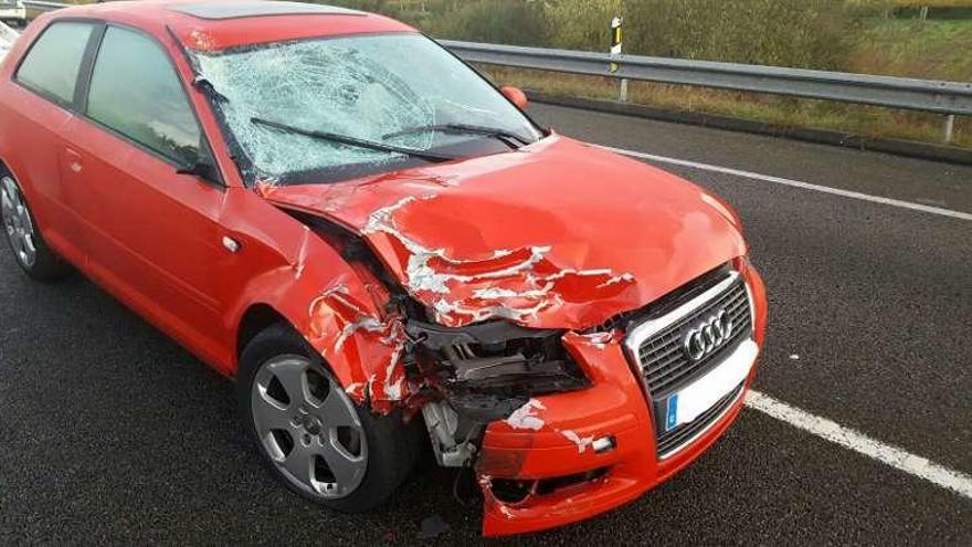 Coche contra el que chocó el ciclomotorista fallecido. // FdV