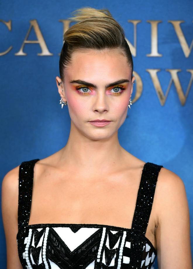 Detalles del maquillaje y el peinado de Cara Delevingne