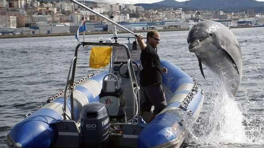 Gaspar, jugando con una embarcación en Vigo en 2009. // FdV