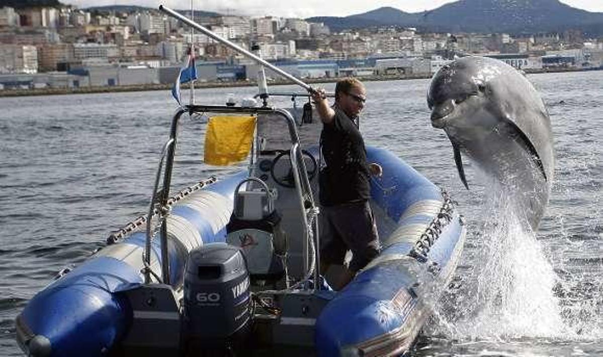 Gaspar, jugando con una embarcación en Vigo en 2009. // FdV