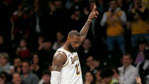 Lebron James celebra uno de sus nueve triples ante Brooklyn Nets