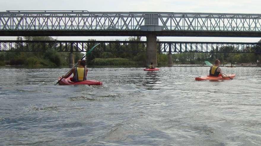 Los jóvenes del Centro Menesiano aprenden a manejarse sobre las aguas del Duero.