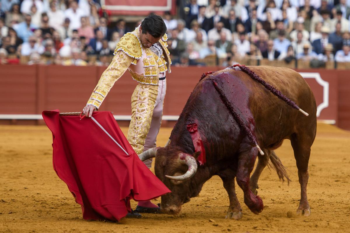 SEVILLA, 24/04/2026.- El diestro Juan Ortega con su primer toro en el decimocuarto festejo de abono de la Feria de Abril de Sevilla, este viernes en la Real Maestranza. EFE/Raúl Caro