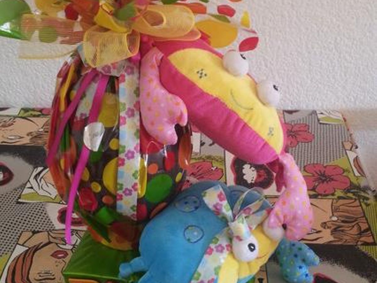 Mona de Pasqua, amb dos crancs de peluix de la Paula, de 8 mesos.