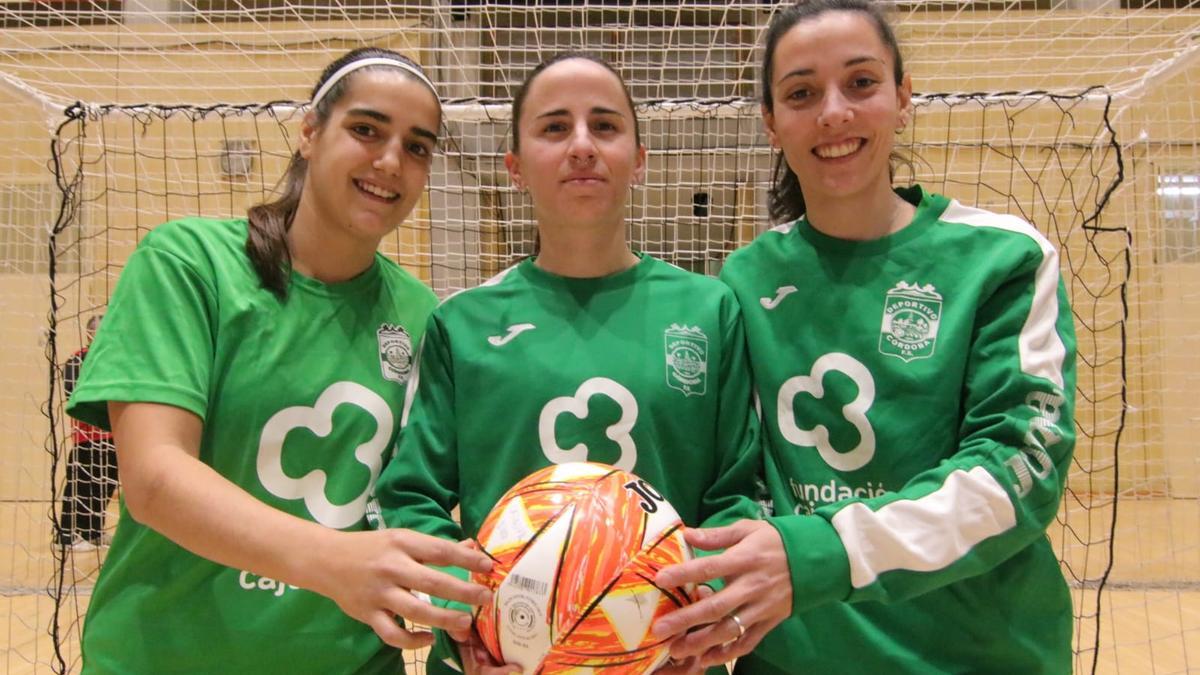 Lihuen, a la derecha, junto a Ana Cruz y Miriam, completando el trío de fichajes del Cajasur Deportivo Córdoba.