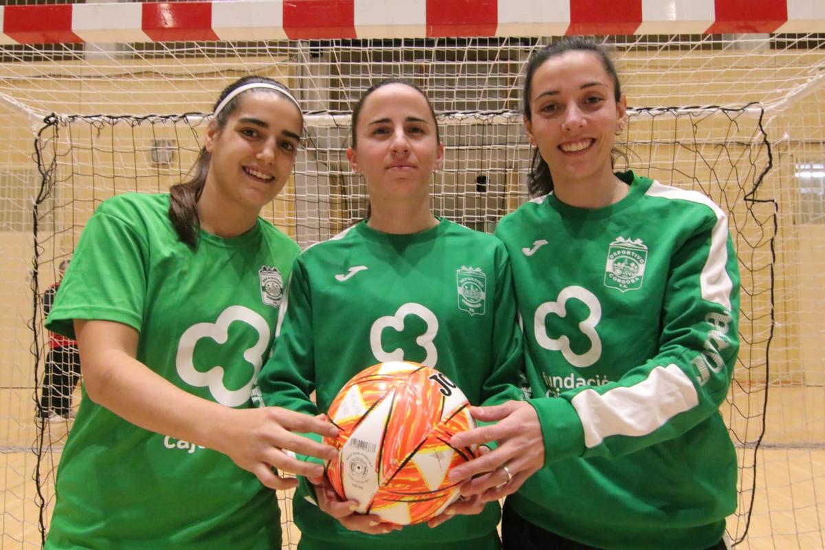 Lihuen, a la derecha, junto a Ana Cruz y Miriam, completando el trío de fichajes del Cajasur Deportivo Córdoba.