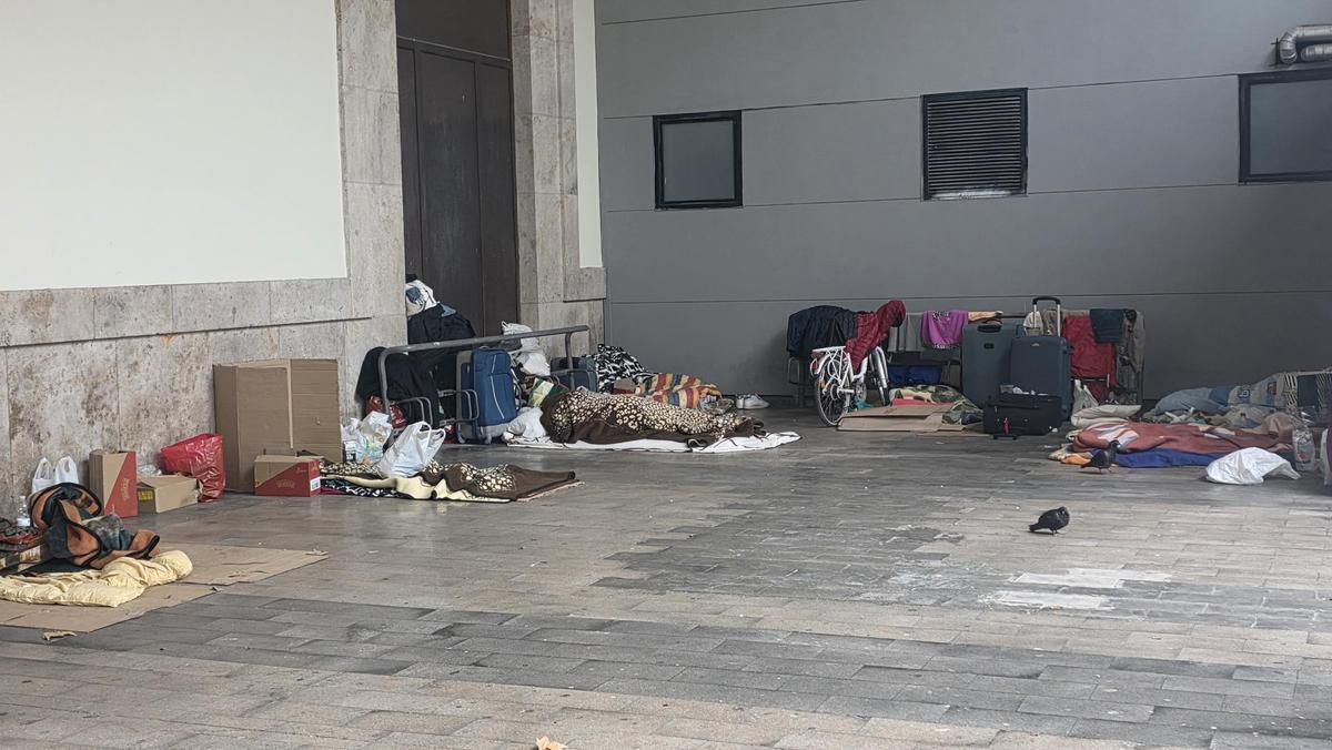 Campamento espontáneo en el Mercado de Abastos