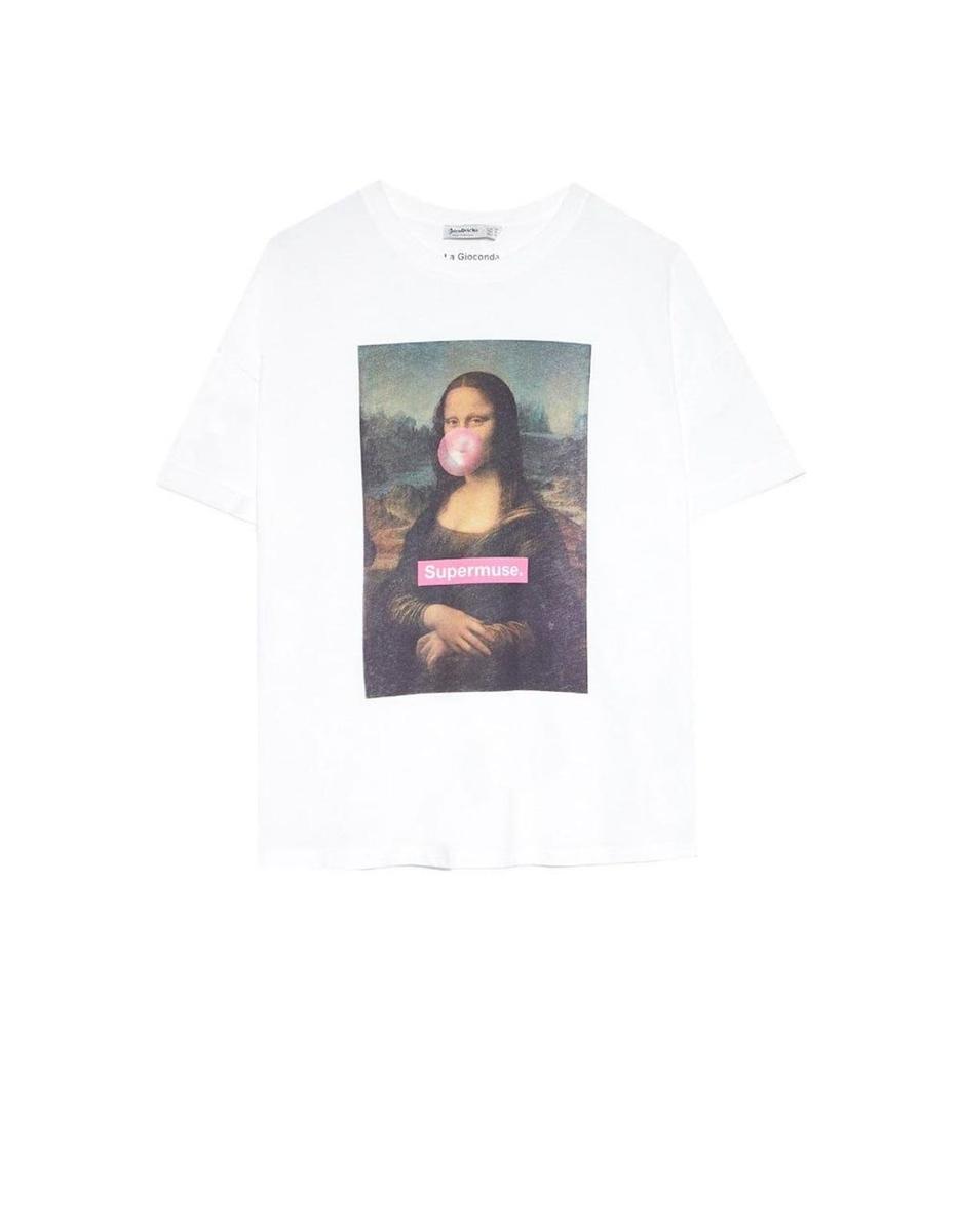 Camiseta mona lisa de Stradivarius (precio: 12,99 euros)