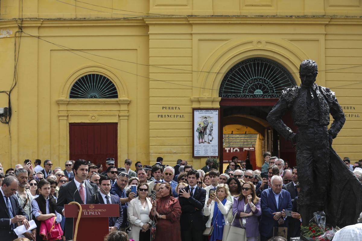 Imágenes de la inauguración del monumento a Rafael de Paula en la Plaza de Toros.