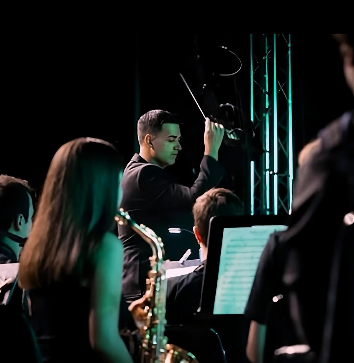 Sergio Díaz, dirigint durant un concert.