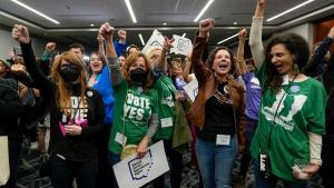 Las activistas aplauden el anuncio de la aprobación del derecho constitucional estatal al aborto, durante una reunión en el Hyatt Regency Downtown en Columbus, Ohio.