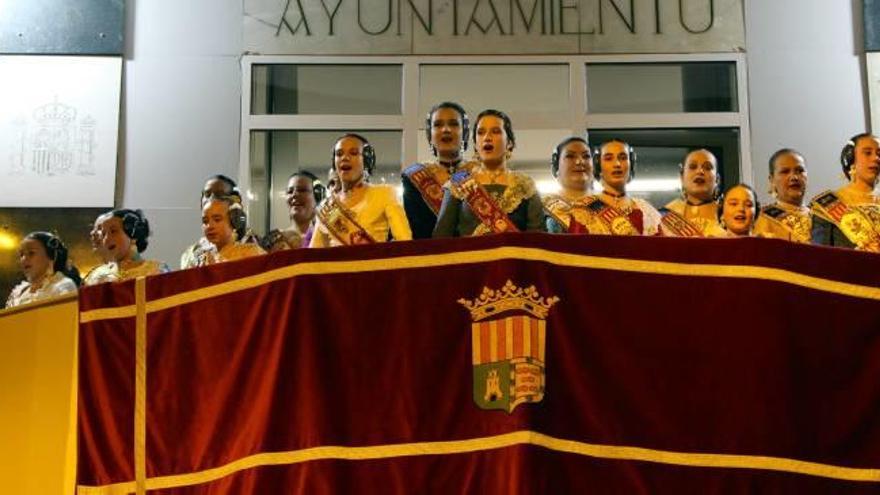 Las 8 comisiones falleras de Picassent en el balcón del ayuntamiento.