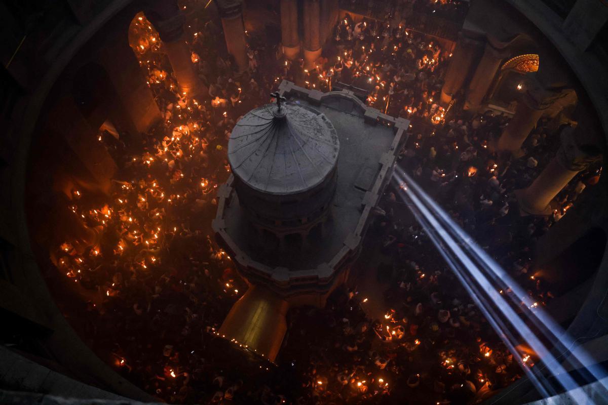 Cristianos ortodoxos celebran “Fuego Sagrado” en Jerusalén. eregrinos cristianos ortodoxos sostienen velas durante la ceremonia del Fuego Sagrado, un día antes de la Pascua ortodoxa, el sábado 15 de abril de 2023 en la Iglesia del Santo Sepulcro en la Ciudad Vieja de Jerusalén, donde muchos cristianos creen que Jesús fue crucificado y enterrado antes de resucitar.