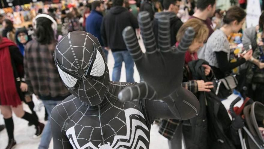 Un participante en la Convención de Cultura y Ocio Alternativo de Asturias, en el Calatrava, caracterizado como Spiderman.