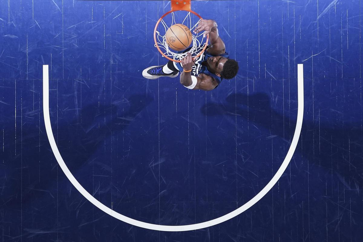 Anthony Edwards, de los Wolves, machaca el aro de los Thunder.