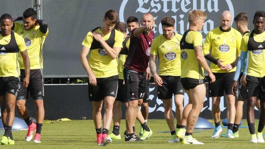 Los jugadores del Celta, al inicio del entrenamiento matinal celebrado ayer a puerta cerrada en las instalaciones de A Madroa. // Alba Villar