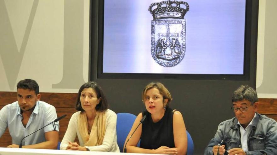 El gobierno local decidió ayer informar en rueda de prensa sobre los asuntos tratados en la junta de gobierno. Aunque en la sala estaban seis concejales (cuatro de Somos y dos de IU), sólo había sitio en la mesa para cuatro a la vez, como muestra la foto. Por la izquierda: Iván Álvarez (IU), Mercedes González (Somos), Ana Taboada (Somos) y Roberto Sánchez Ramos (IU). Con el Alcalde de vacaciones, el PSOE se quedó fuera de la foto.