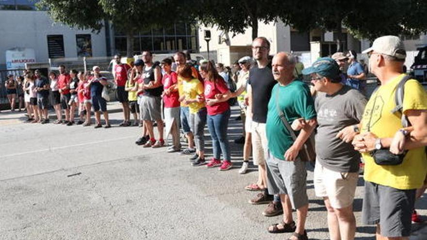 Un dels cordons de manifestants que intenten aturar la subhasta dels 46 edificis a l&#039;Hospitalet.