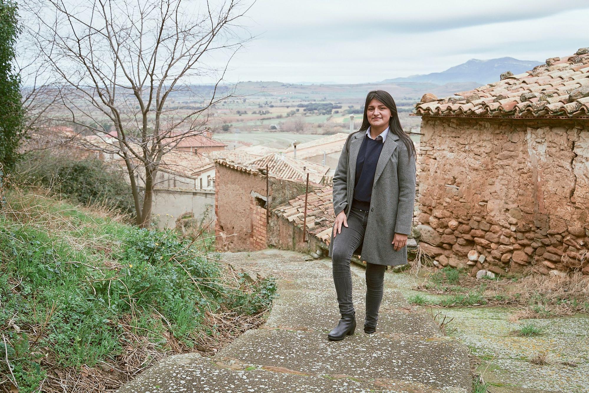 Marta (en la foto) se han instalado con su pareja, Antonio, en La Sotonera (Huesca), donde han emprendido un negocio de producción de aceites esenciales con apoyo de Holapueblo.