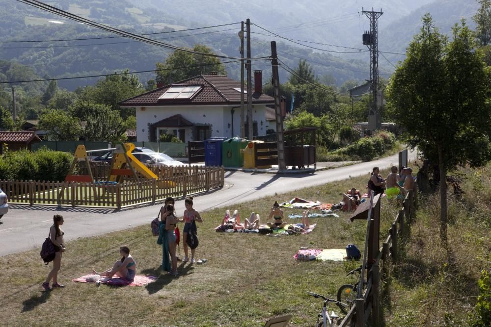 Bañistas en el río Nalón a su paso por Laviana.