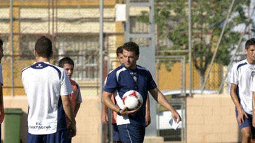 Pato da instrucciones a sus jugadores durante una sesión de entrenamiento celebrada en Ciudad Jardín.