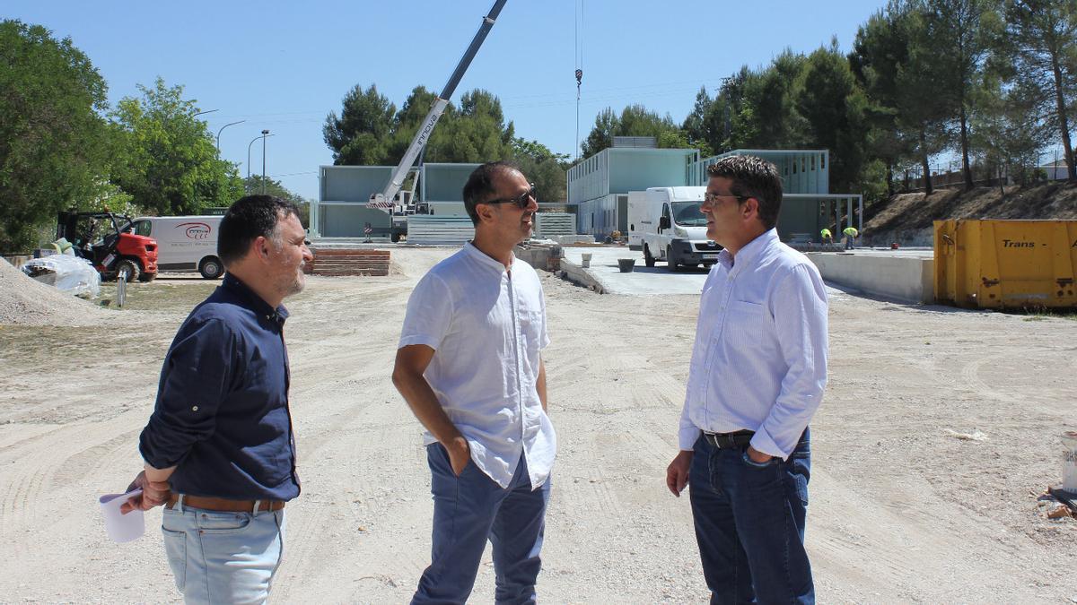 Rodríguez, Borrell y el director del IES, Francesc Albero, en la visita a las obras, este lunes.