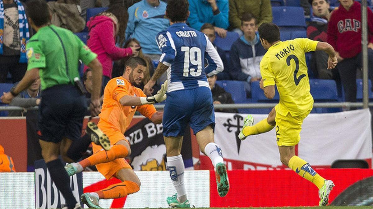 Mario Gaspar, del Villarreal, dispara a puerta y abre el marcador ante el Espanyol
