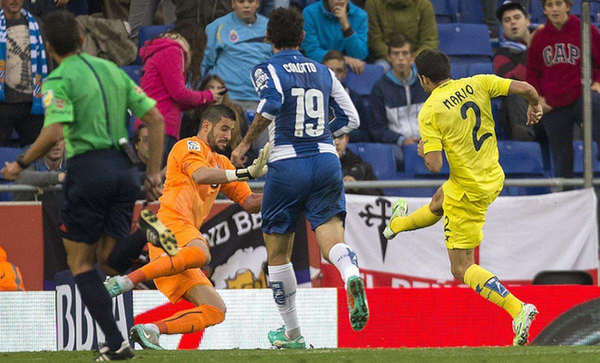 Mario Gaspar, del Vila-real, dispara a porta i obre el marcador davant l’Espanyol.