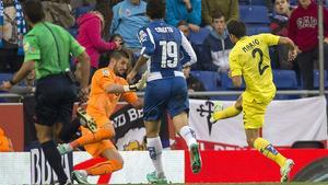 Mario Gaspar, del Villarreal, dispara a puerta y abre el marcador ante el Espanyol.