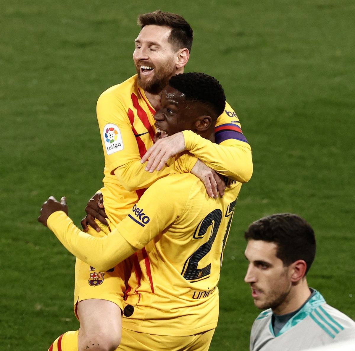 El centrocampista del FC Barcelona Ilaix Moriba Kourouma celebra con Leo Messi  tras marcar el segundo gol ante Osasuna, durante el partido de Liga en Primera División que disputan esta noche en el estadio de El Sadar, en Pamplona. 
