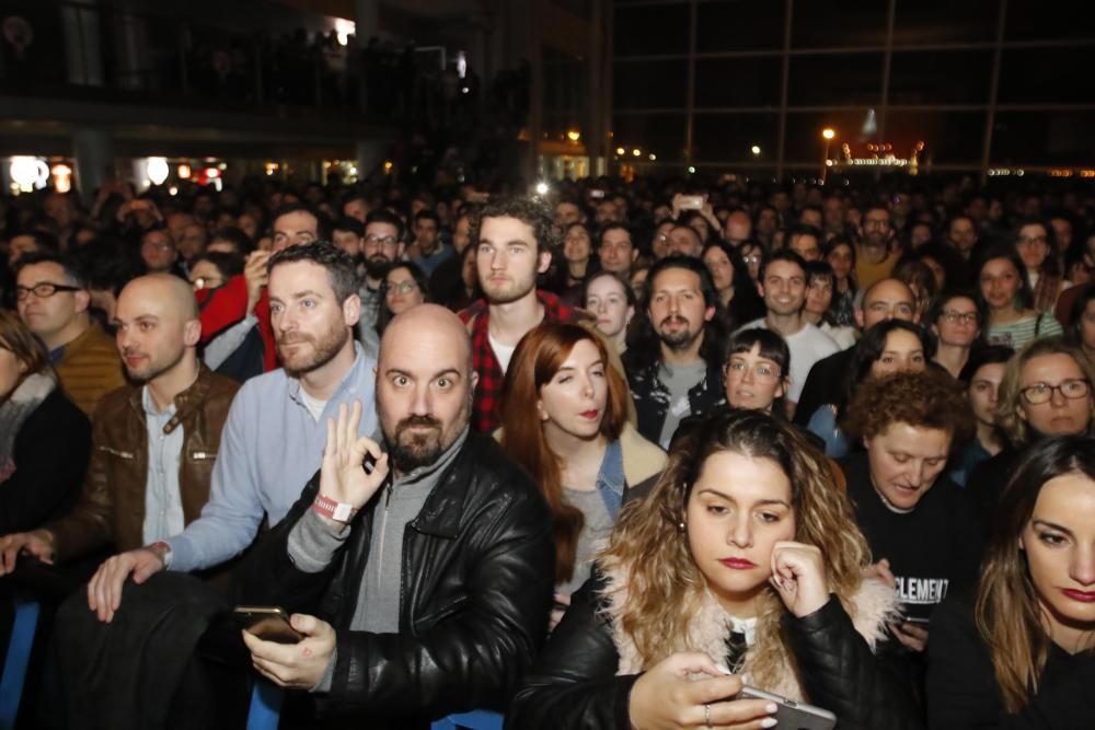 El cantante y pianista británico inunda con su voz (y sus bromas) el Auditorio Mar de Vigo.