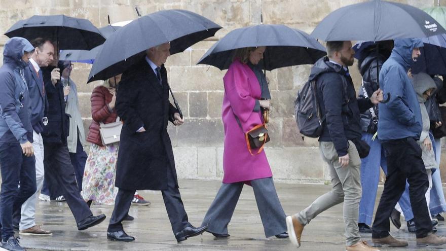 Los reyes Felipe y Matilde de Bélgica, ayer de camino a la Catedral de Santiago, donde participaron en la eucaristía. | Antonio Hernández