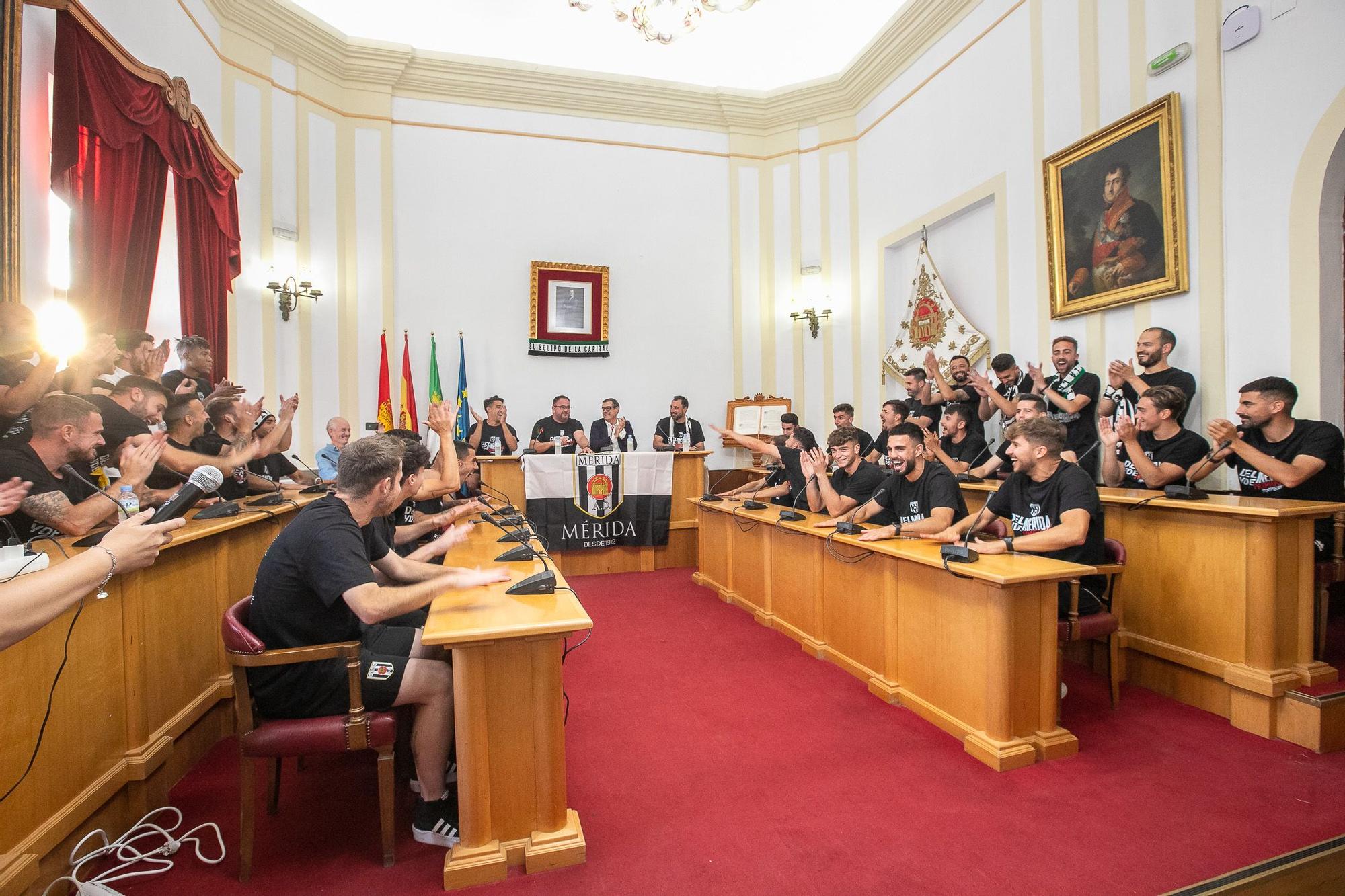 El Mérida celebra con su afición el ascenso a Primera RFEF