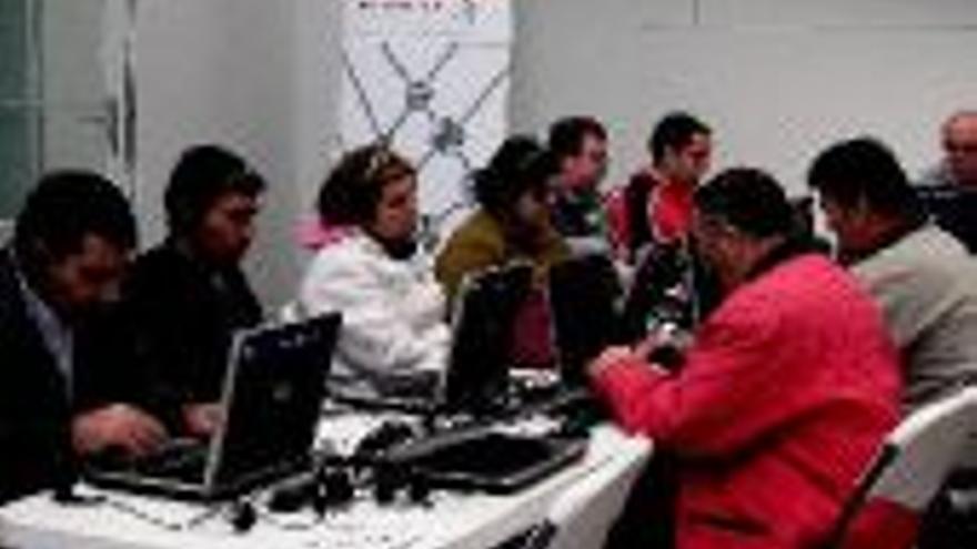 Todos.es imparte clases gratis de internet en el patio del consistorio