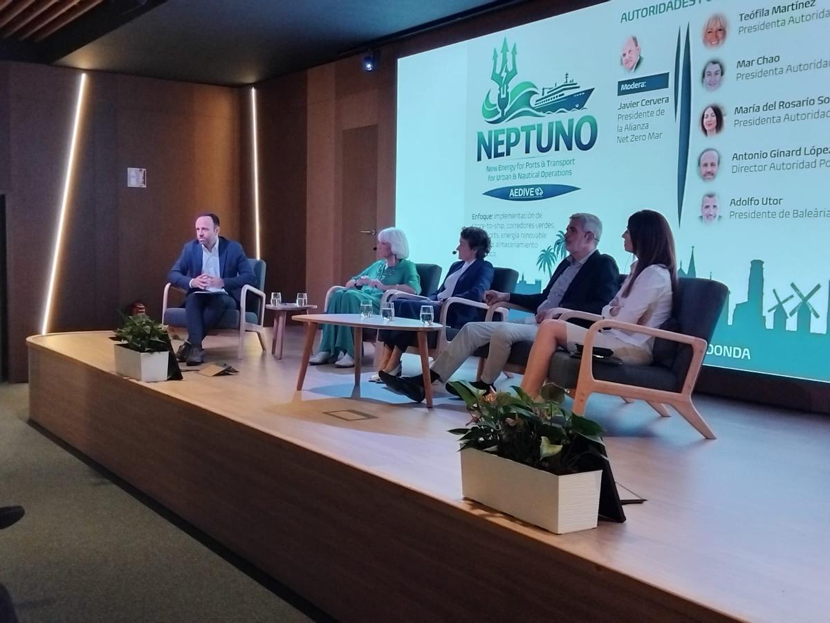 Mesa redonda con autoridades portuarias y navieras.