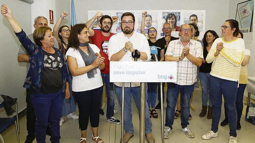 Militantes aplauden a Xabier Pérez Igrexas (centro), ayer, en la sede viguesa del BNG. // Alba Villar