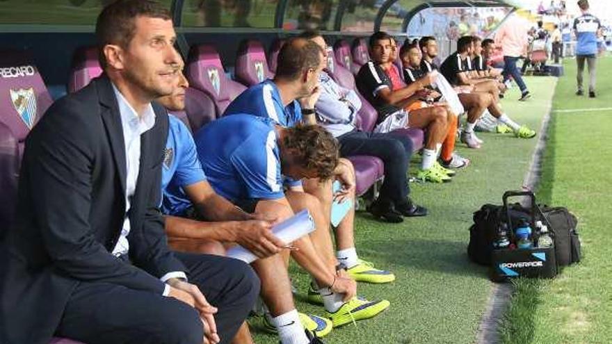 Javi Gracia contempla el partido.