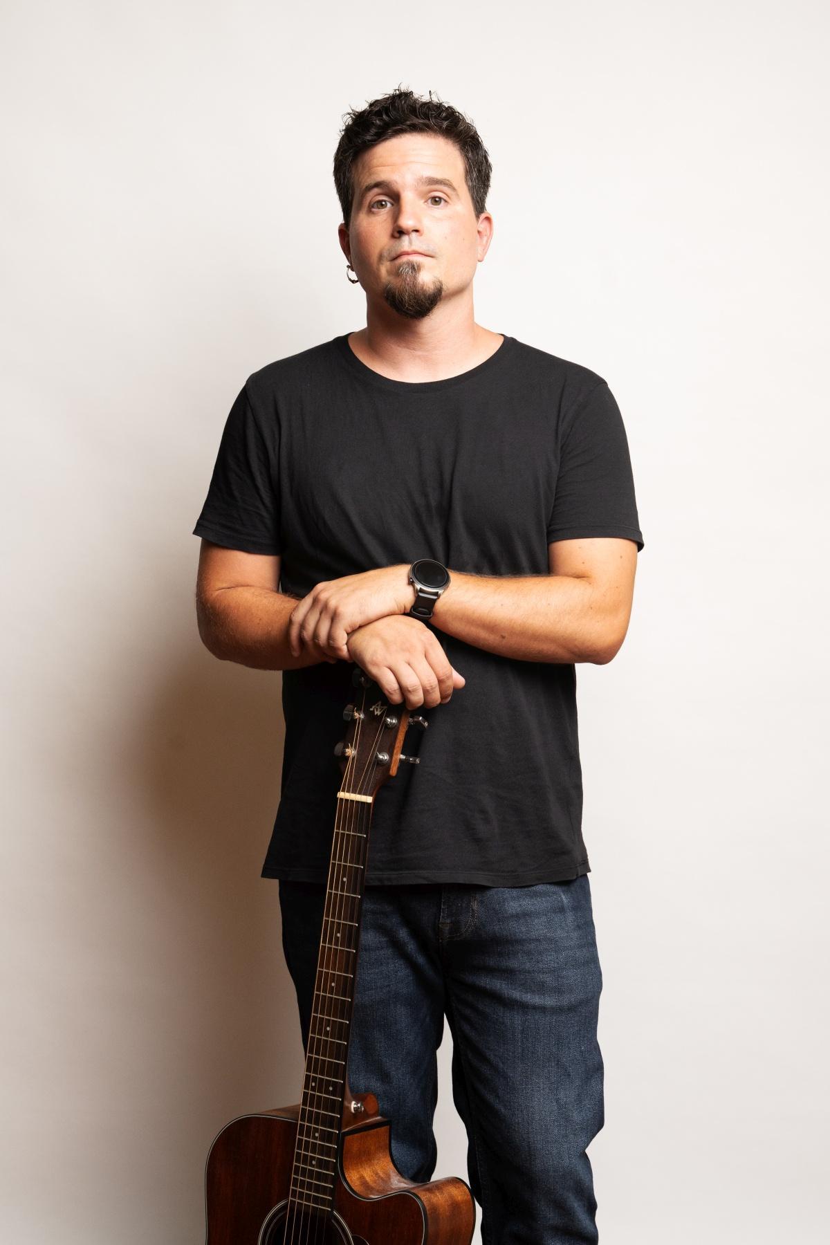 Javier Zapater toca la guitarra eléctrica en el 'show'.