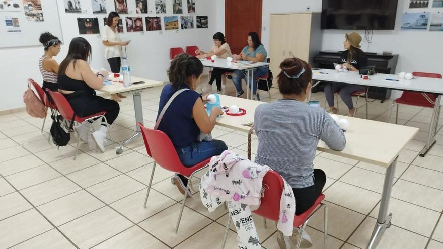 Uno de los talleres en uno de los centros socioculturales de Arrecife.