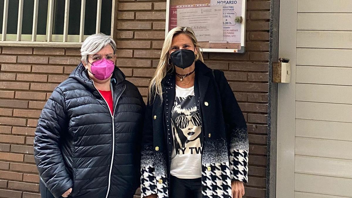 La concejala Susana Fabregat frente al consultorio Constitución de Castelló.