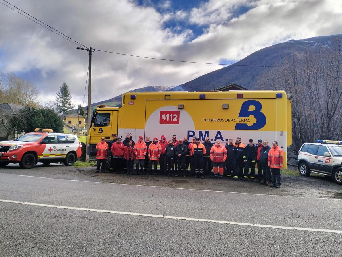 Personal del SEPA y de la Cruz Roja que participaron en el rastreo de Cangas de Onís, junto al Puesto de Mando Avanzado.