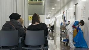 undefined55447950 varias pacientes esperan en una sala de espera mientras una 201019214421