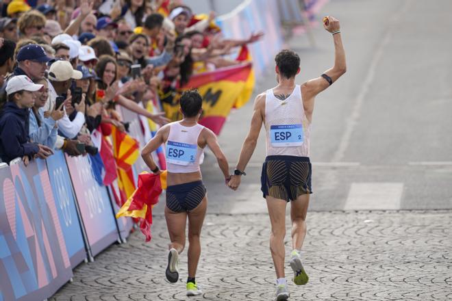 os atletas españoles María Pérez y Álvaro Martín de la mano tras ganar el oro en maratón mixto de marcha de los Juegos Olímpicos de París 2024