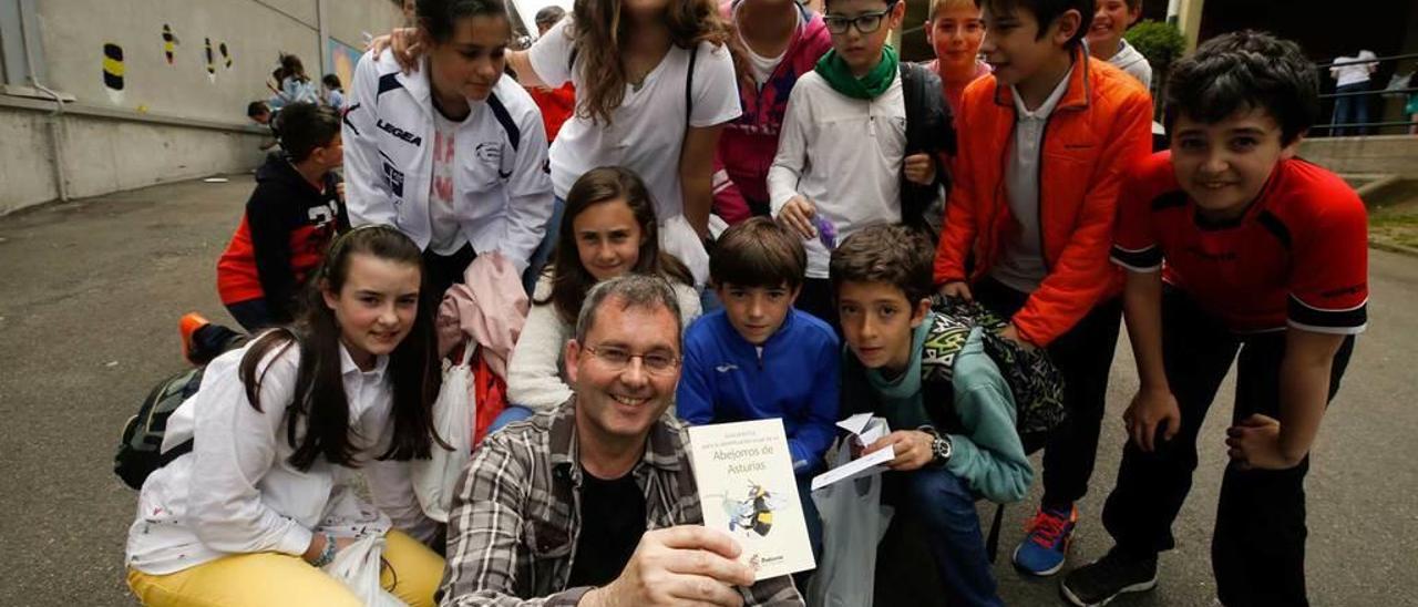 Luis Frechilla, con la guía en la mano y con varios de los alumnos participantes en el proyecto.