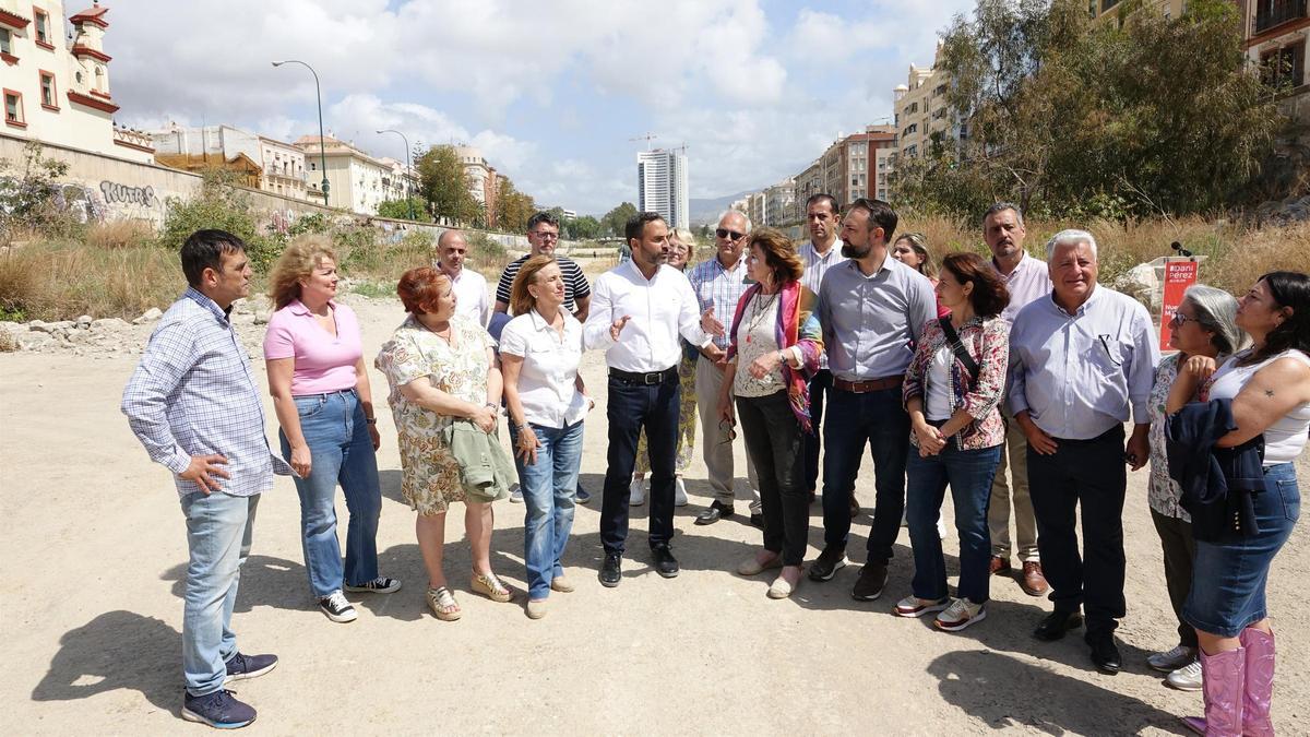 El candidato socialista a la Alcaldía de Málaga, Daniel Pérez, junto a su equipo en el río Guadalmedina