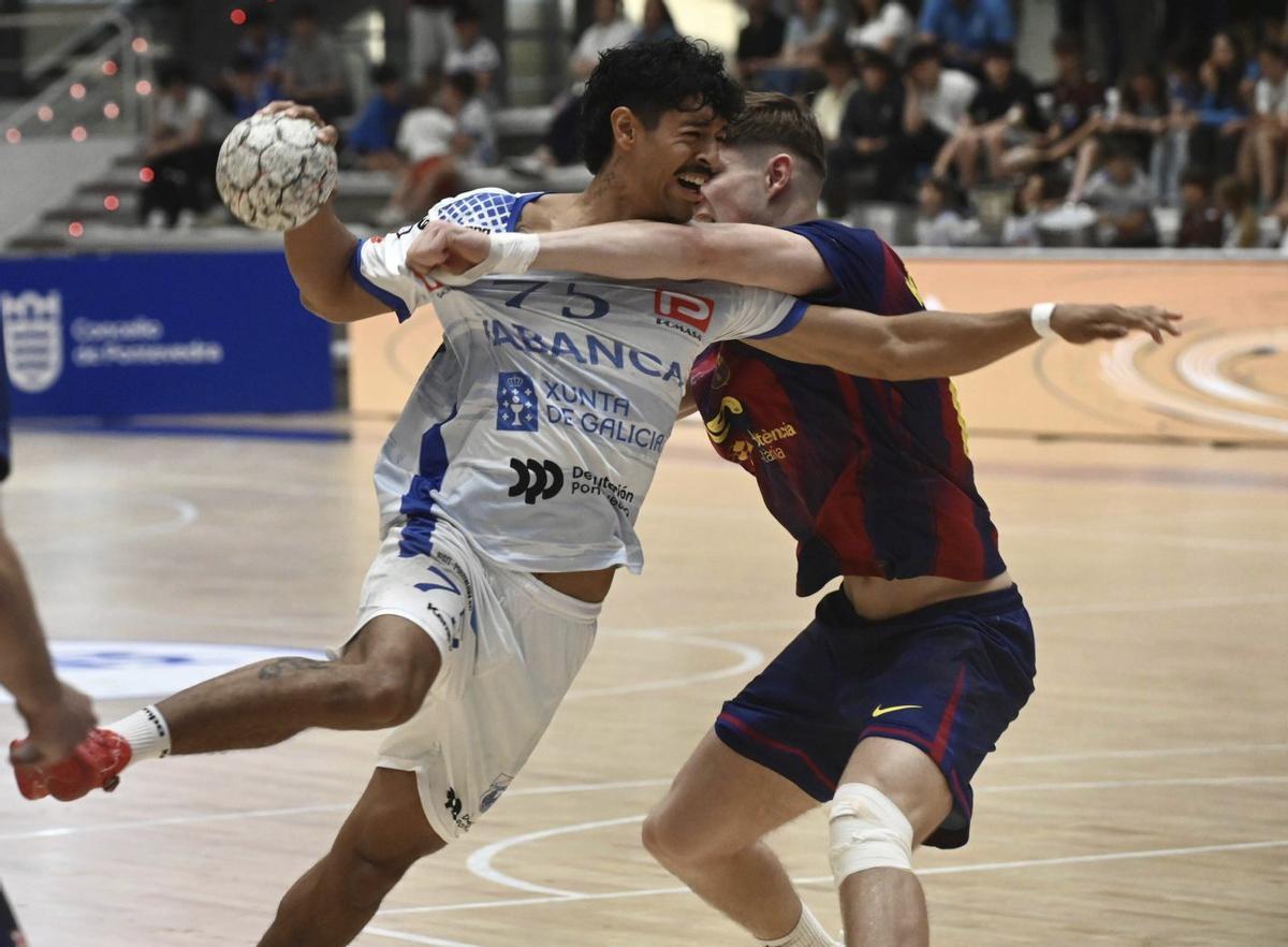 Santiago Bedoya entra a portería en el Pabellón.