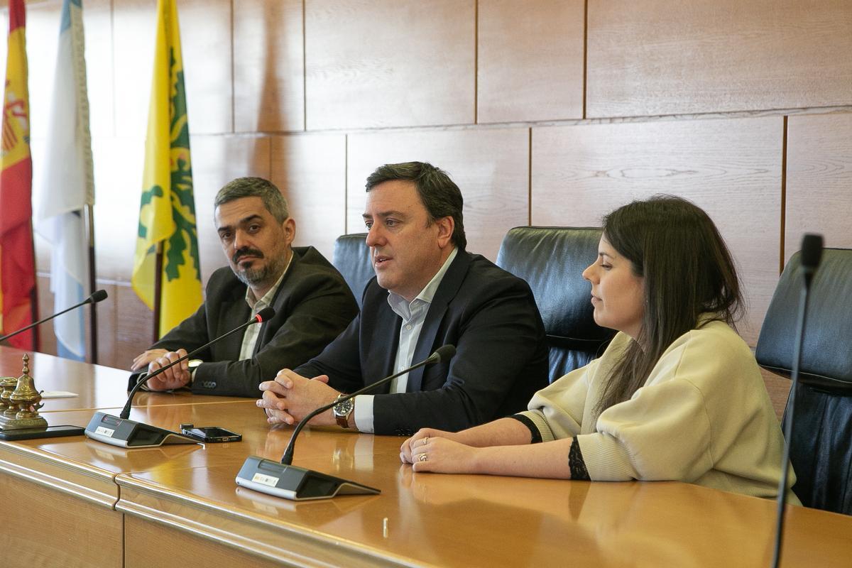 Daniel Pérez, esquerda, Valentín González e Cristina García en Carballo.