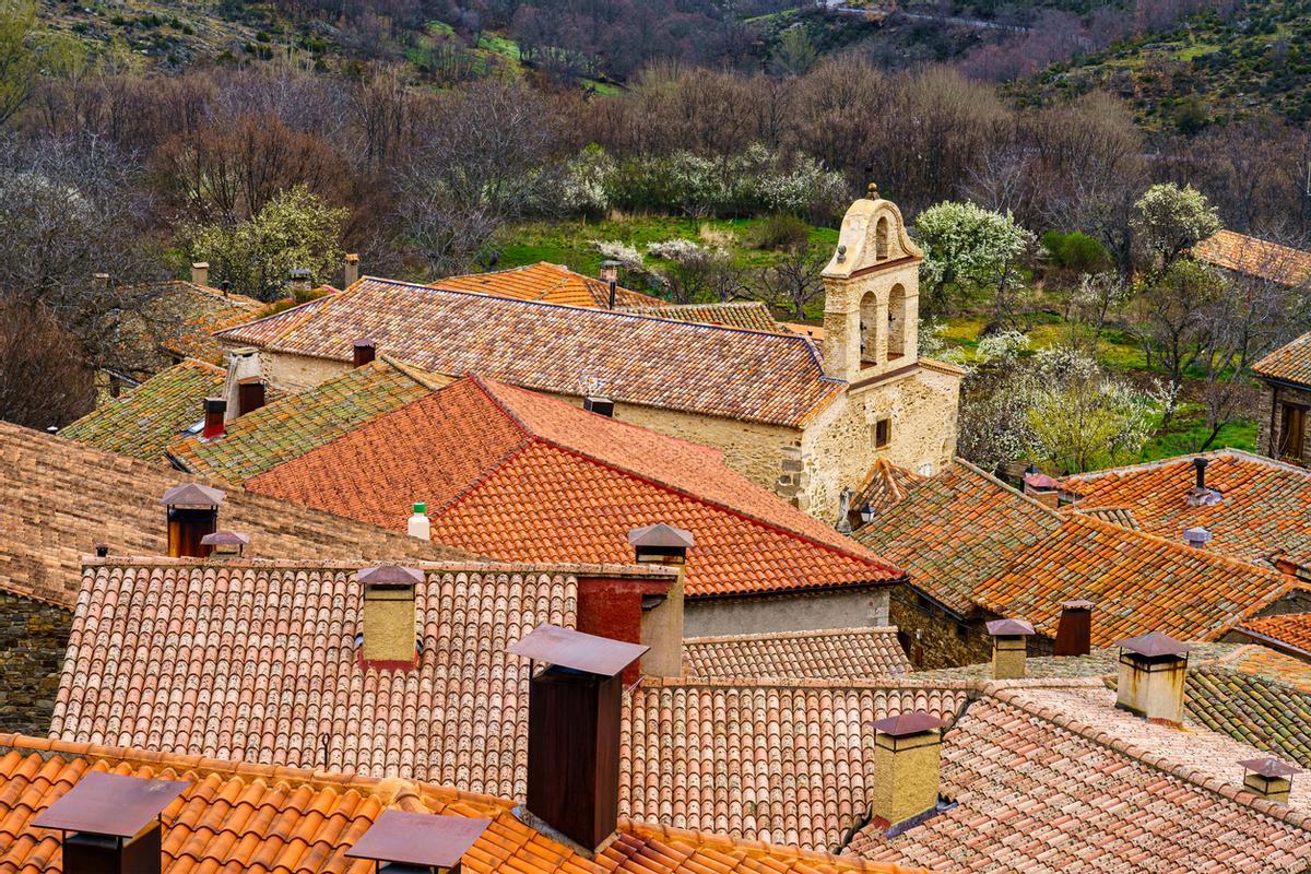 Vista aérea de la antigua ciudad de piedra con sus techos rojos de azulejos antiguos y su torre de la iglesia. La Hiruela Madrid